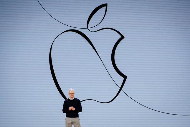 Tim Cook, elma logosunu gösteren bir ekranın önünde